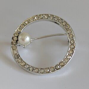 114 Elegant vintage 1960 Silver and Pearl Brooch